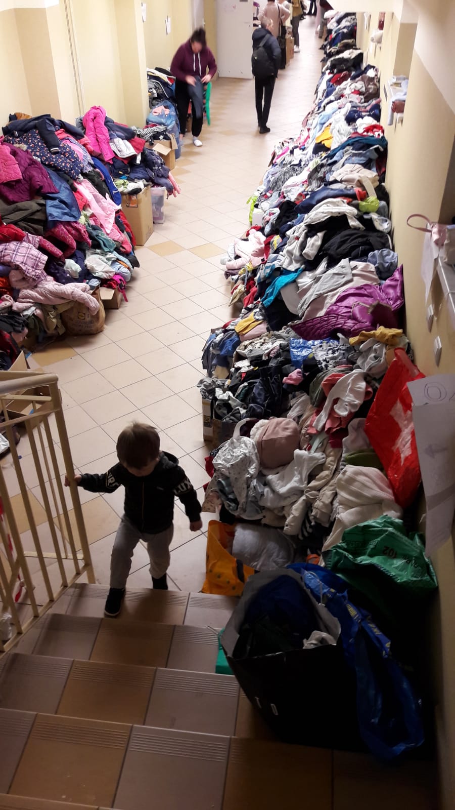 Ukraine-Hilfe in Polen: Koffer und Hilfsmittel in einem Raum mit Treppe. Foto: Jennifer Billowie