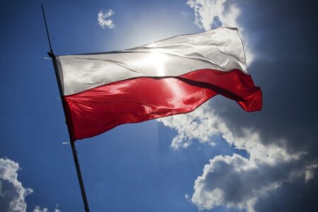 Polnische Flagge in der Sonne. Foto: Karolina Grabowska, Pixabay