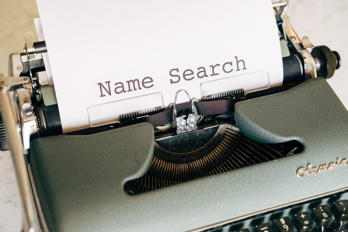 Schreibmaschine mit Text "Name Search" von Markus Winkler via Pixabay