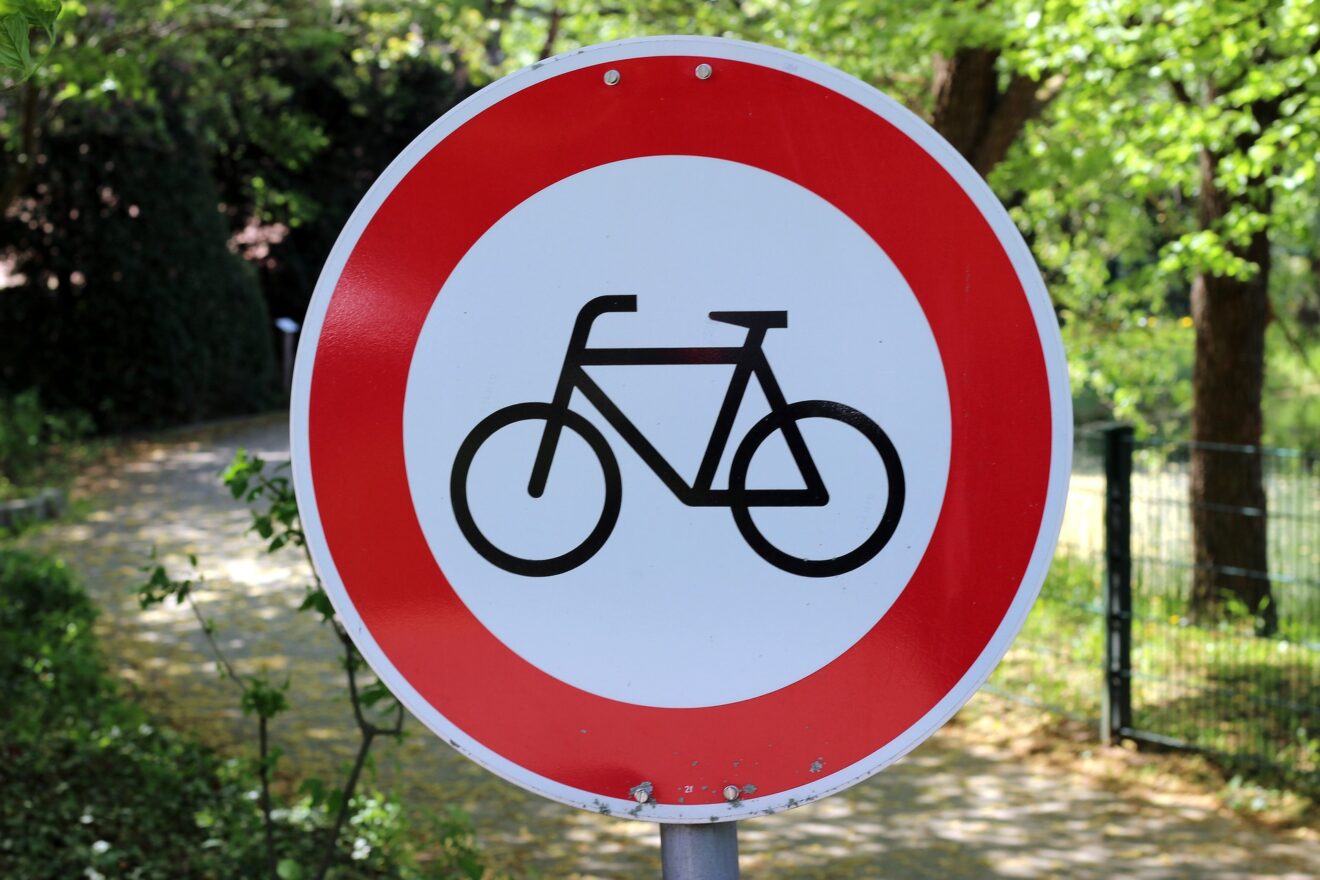 Verbotsschild für Fahrräder. Image by Ildigo from Pixabay